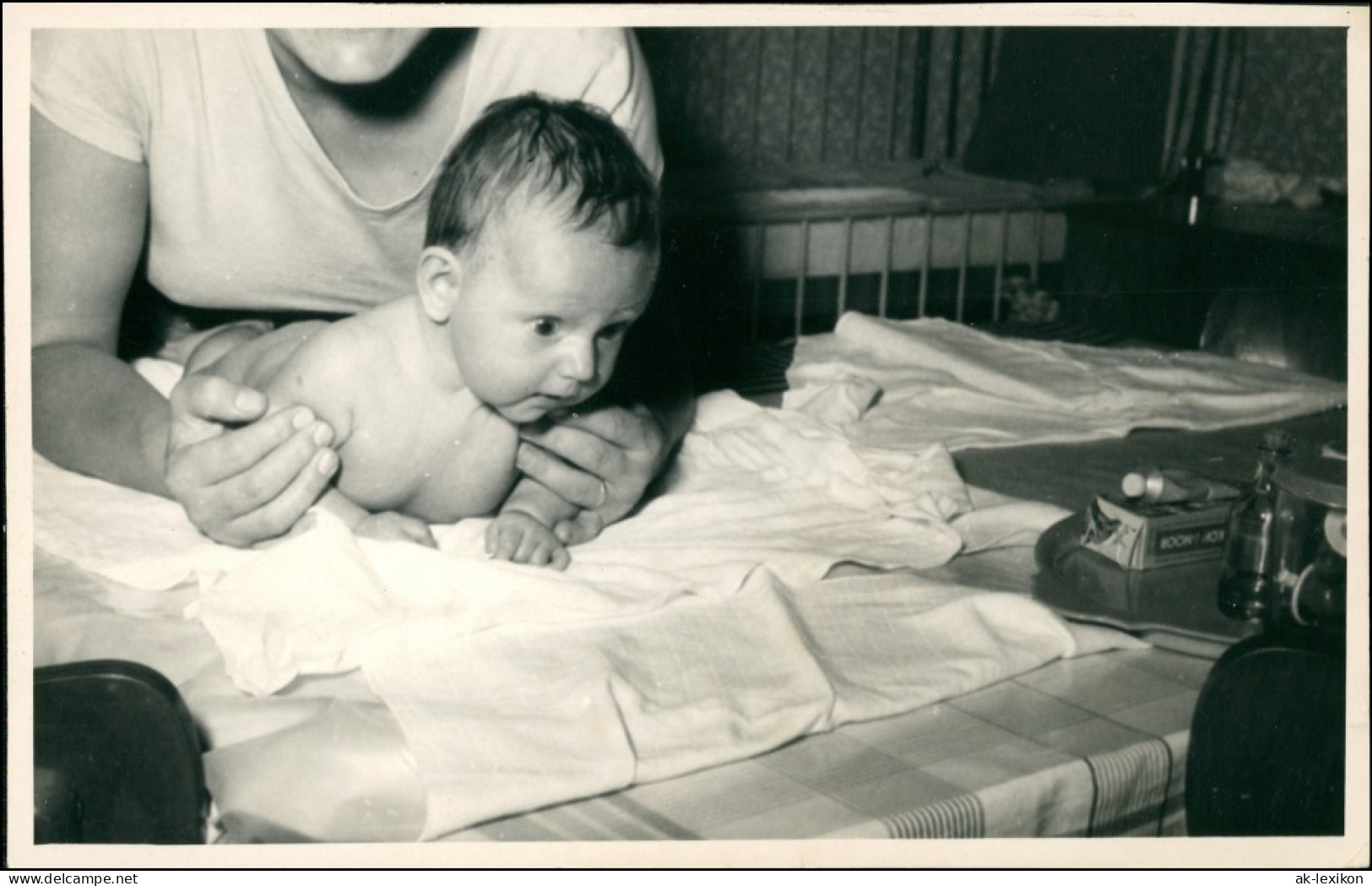 Foto  Baby Wird Von Mutter Gewickelt 1960 Privatfoto - Abbildungen