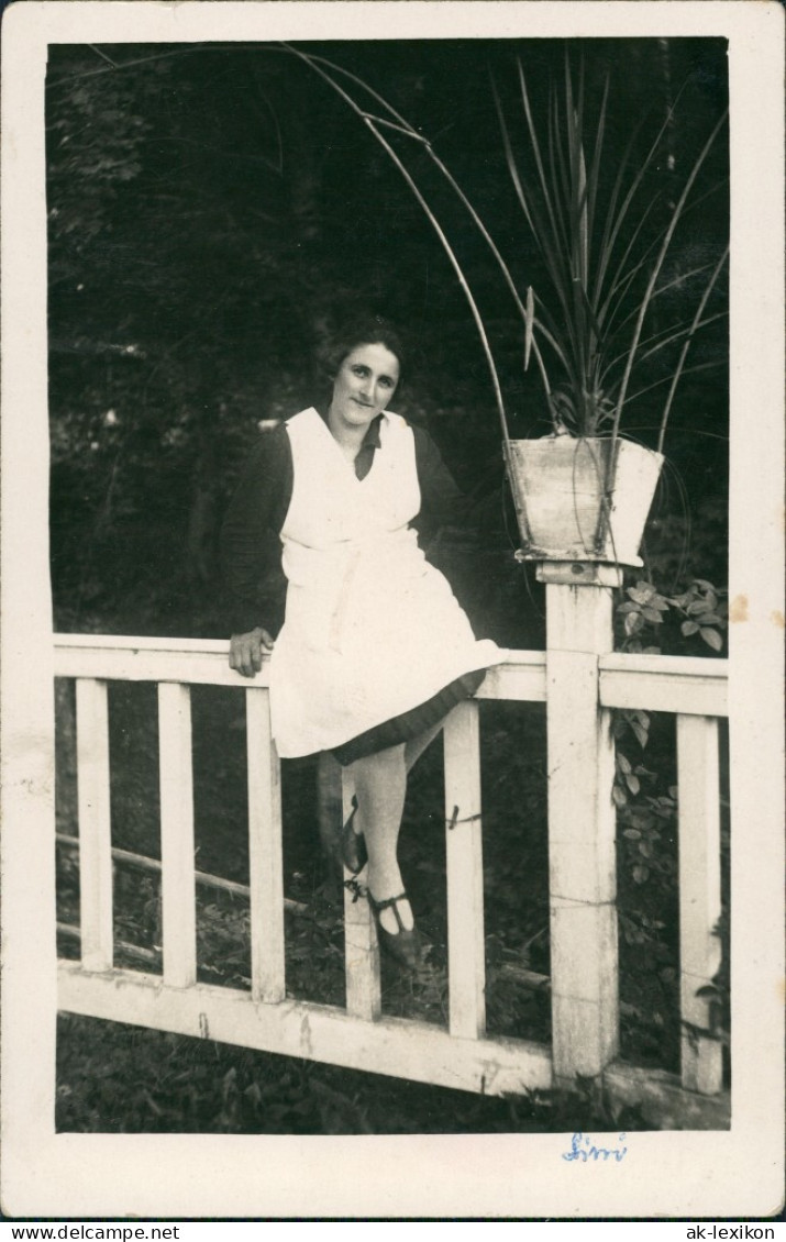 Fotokunst Fotomontage Frau Posiert Auf Gartenzaun 1938 Privatfoto - People