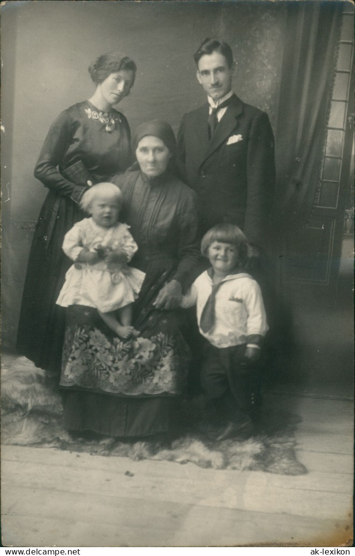 Portrait Familie Foto Mit "Oma" Und Kindern Echtfoto-AK 1910 Privatfoto - Abbildungen