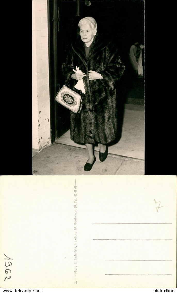 Foto  Menschen Soziales Leben Frau Im Pelzmantel 1962 Privatfoto - Bekende Personen