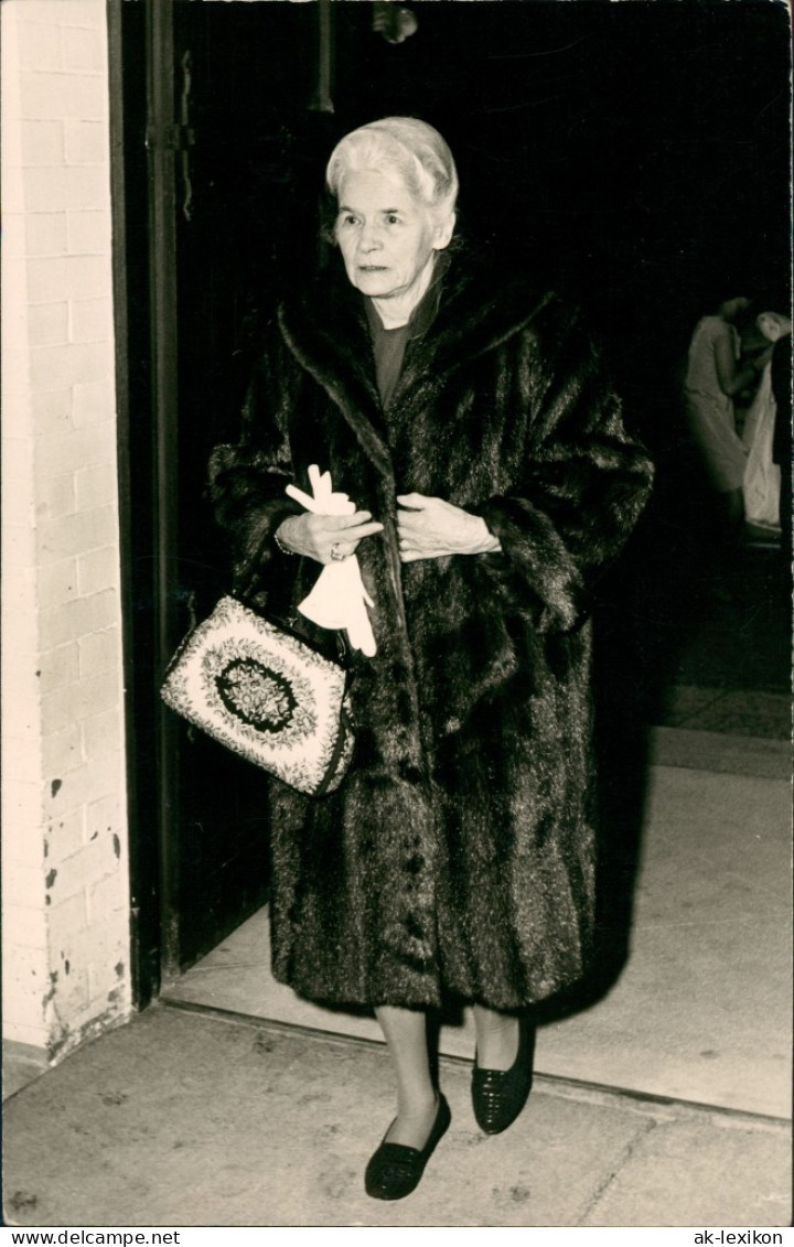 Foto  Menschen Soziales Leben Frau Im Pelzmantel 1962 Privatfoto - Bekende Personen