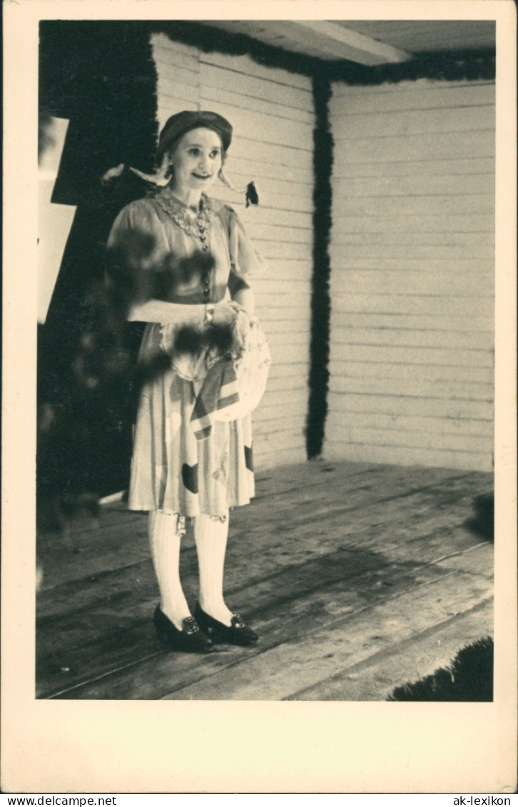Foto  Fotokunst Frau Mit Großen Zöpfen Posierend 1940 Privatfoto - Personajes
