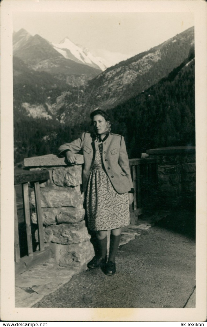 Fotokunst Frau In Wanderkleidung Posiert Vor Bergen 1940 Privatfoto - Personaggi