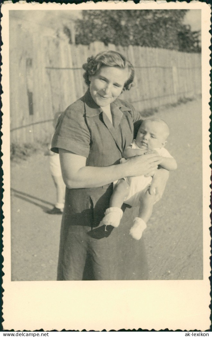 Menschen Soziales Leben - Kinder Frau Mit Baby Im Arm 1940 Privatfoto - Portraits