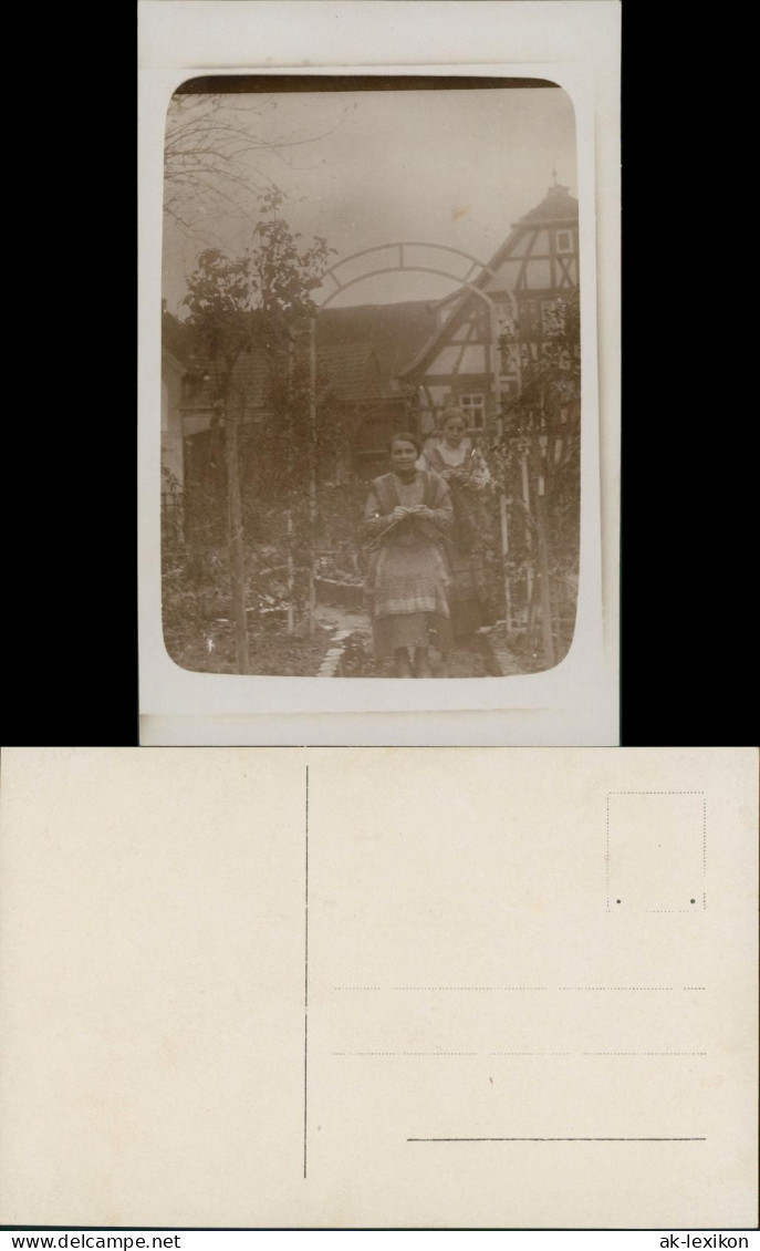 Frühe Fotokunst Frauen Im Garten Vor Fachwerkhaus 1910 Privatfoto - Personaggi
