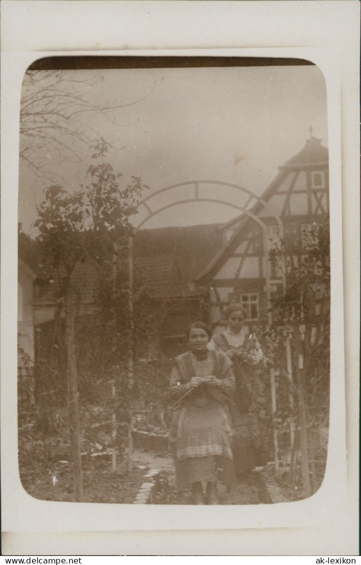 Frühe Fotokunst Frauen Im Garten Vor Fachwerkhaus 1910 Privatfoto - Personen