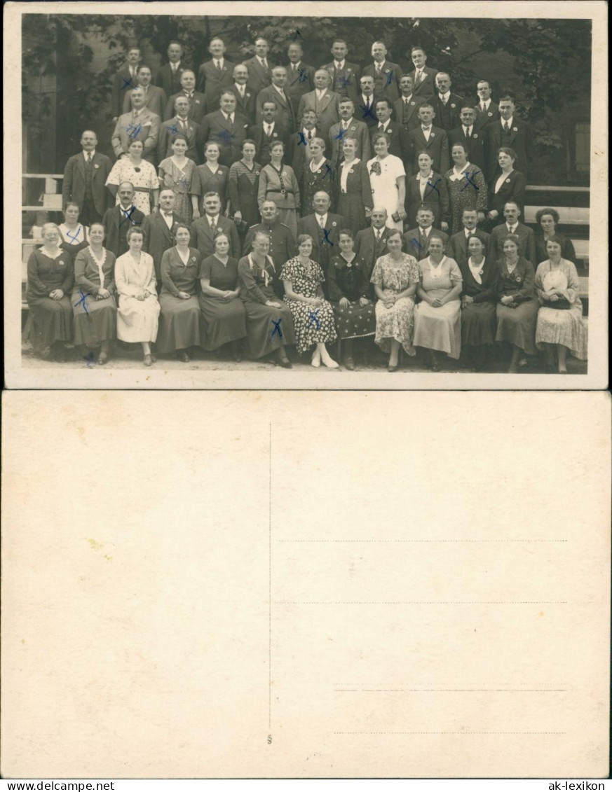 Menschen Soziales Leben Gruppenfoto Aufgereihte Gesellschaft 1950 Privatfoto - Non Classificati