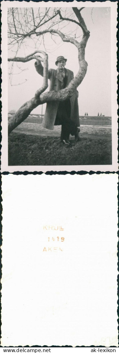 Foto  Junger Mann Mit Zigarette Am Baum 1940 Privatfoto - Personnages