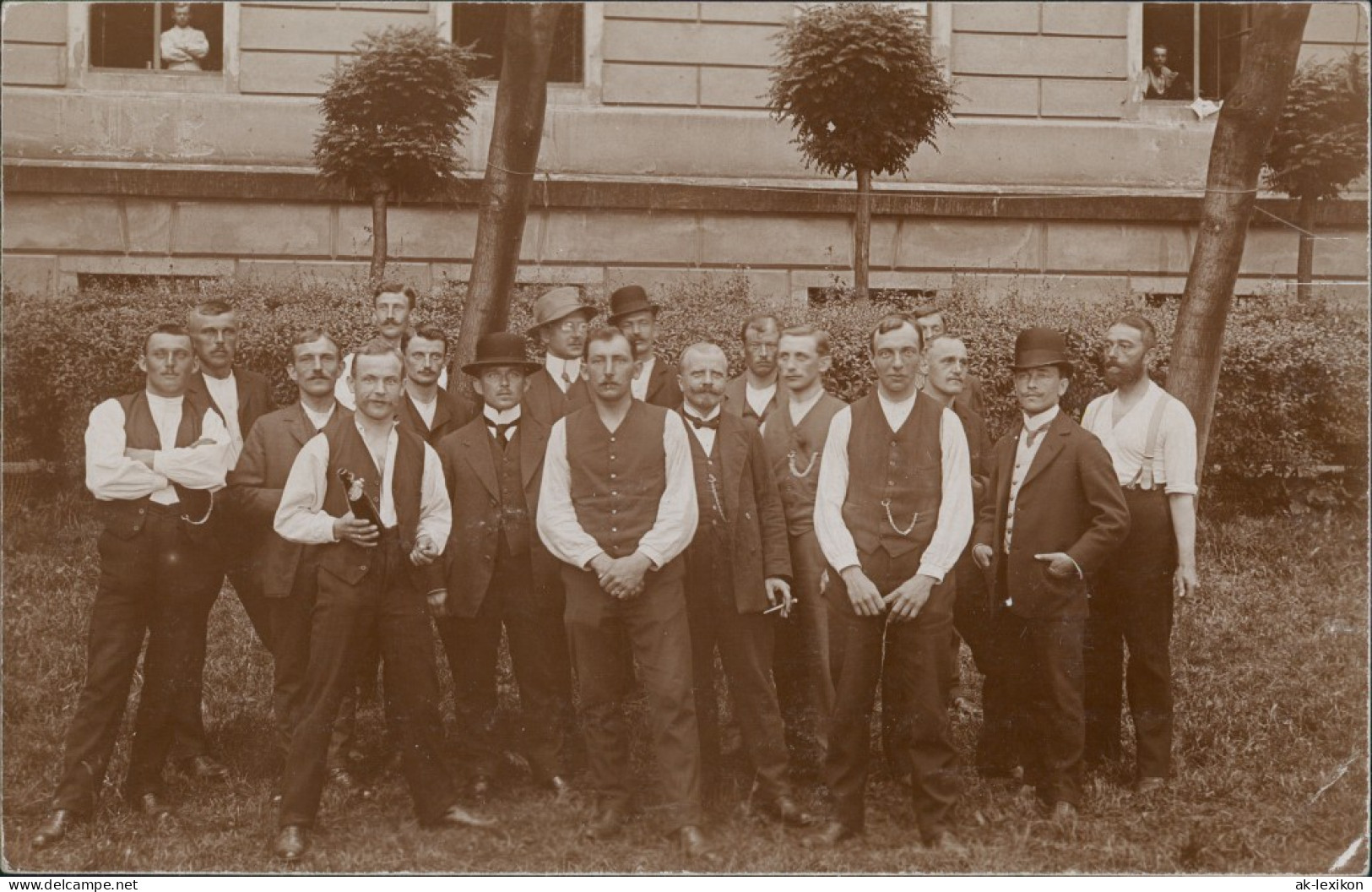 Foto  Burschenschaft Männer Vor Haus Sekt Zigarren 1913 Privatfoto - Personen