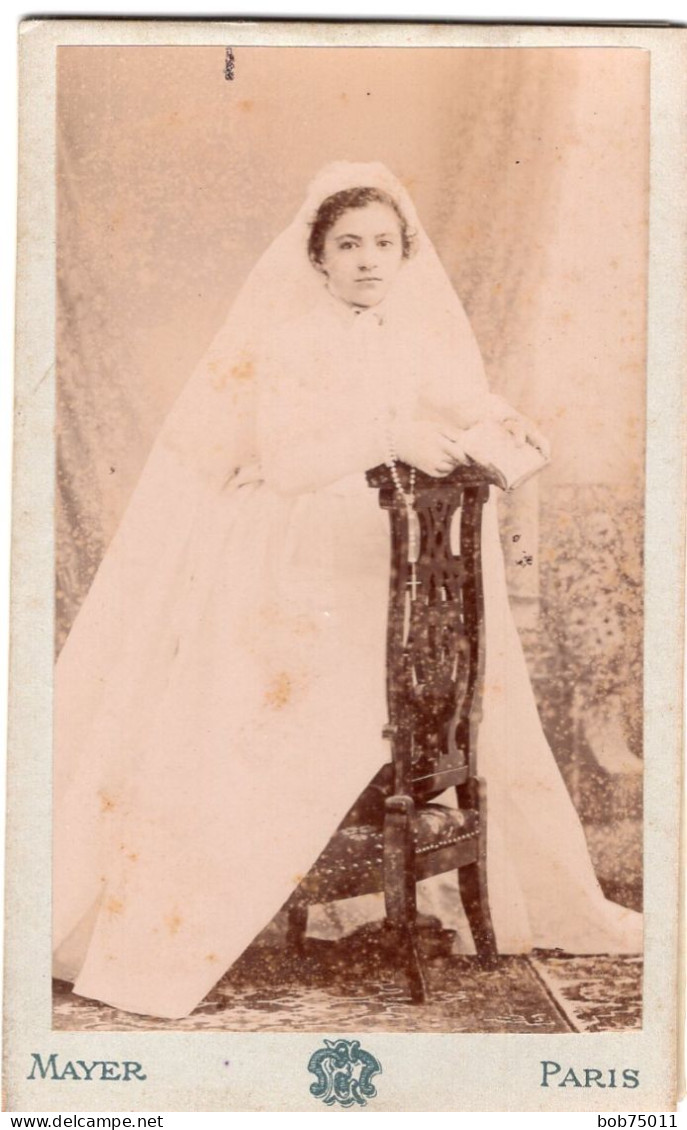 Photo CDV D'une Jeune Fille élégante Posant Dans Un Studio Photo A Paris - Anciennes (Av. 1900)