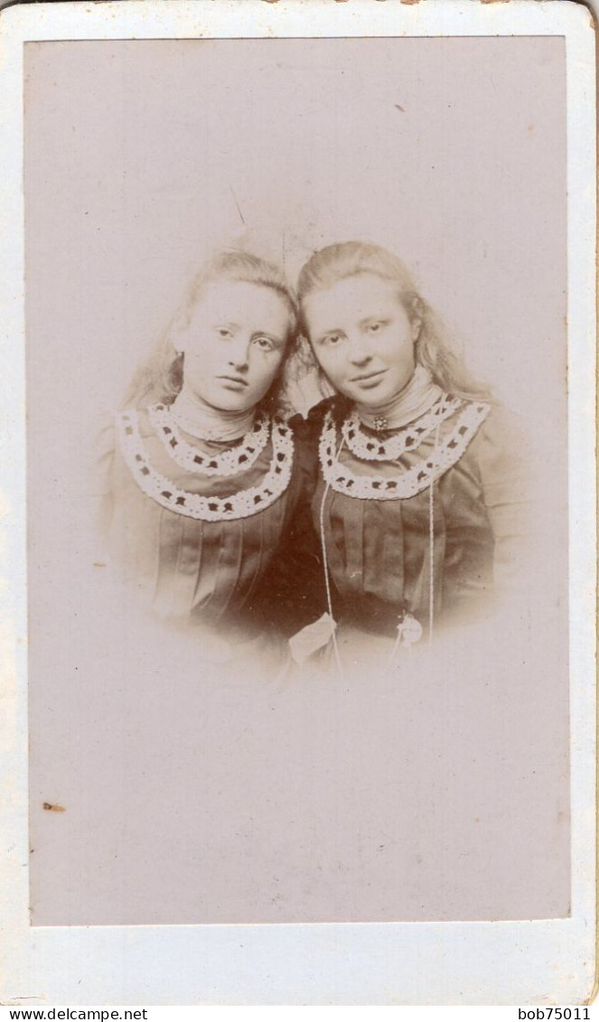 Photo CDV De Deux Jeune Fille élégante Posant Dans Un Studio Photo - Old (before 1900)