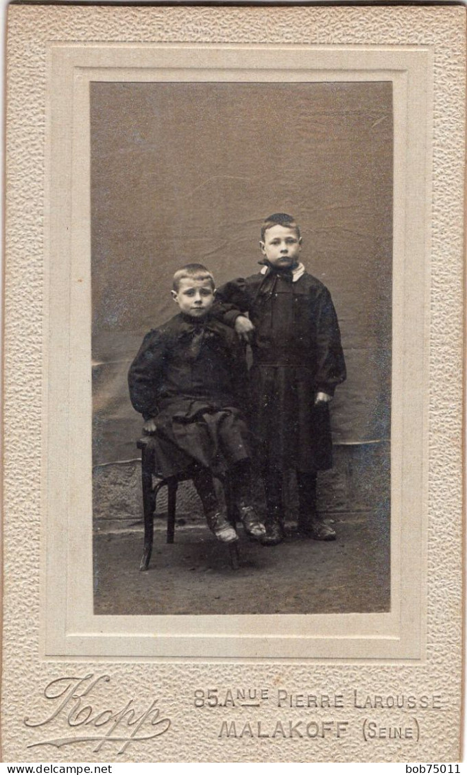 Photo CDV De Deux Jeune Garcon  Posant Dans Un Studio Photo A Malakoff - Anciennes (Av. 1900)