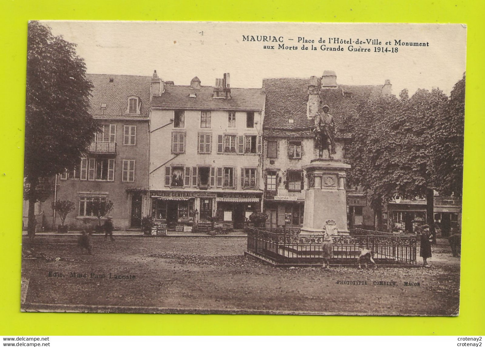 15 MAURIAC Place De L'Hôtel De Ville Monument Aux Morts Epicerie Centrale Café De La Paix Enseigne Chocolat VOGESIA - Mauriac