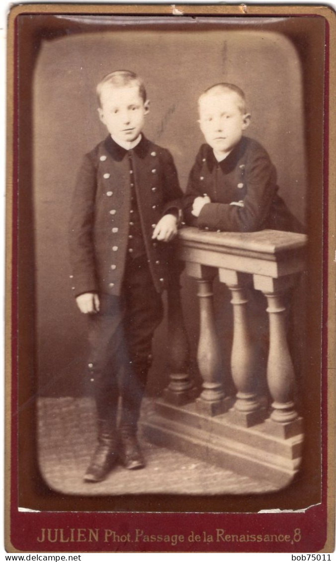 Photo CDV De Deux Jeune Garcons élégant Posant Dans Un Studio Photo A Amiens - Old (before 1900)