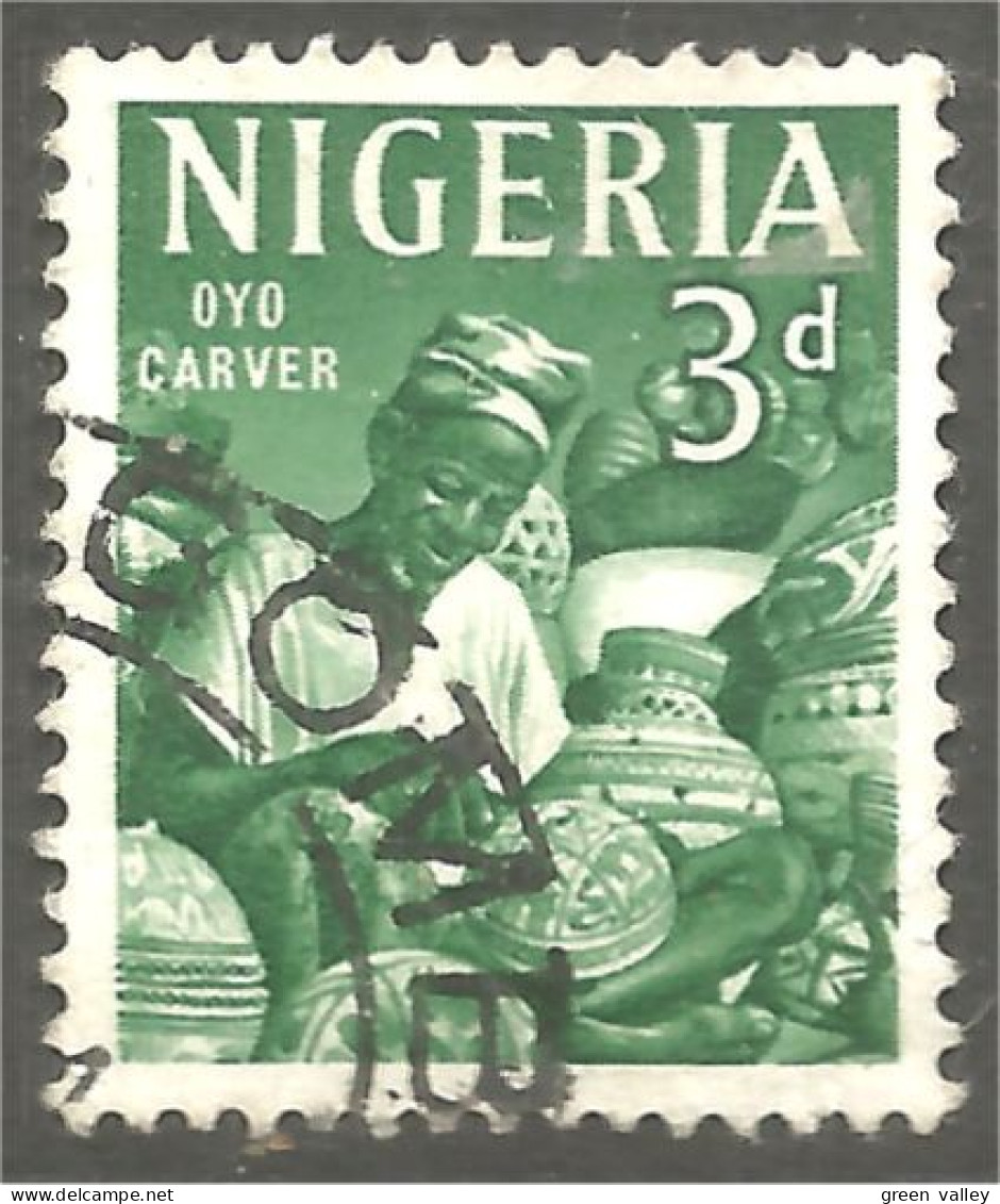 XW01-0752 Nigeria Oyo Carver Sculpteur Graveur Poterie Pottery  - Nigeria (1961-...)