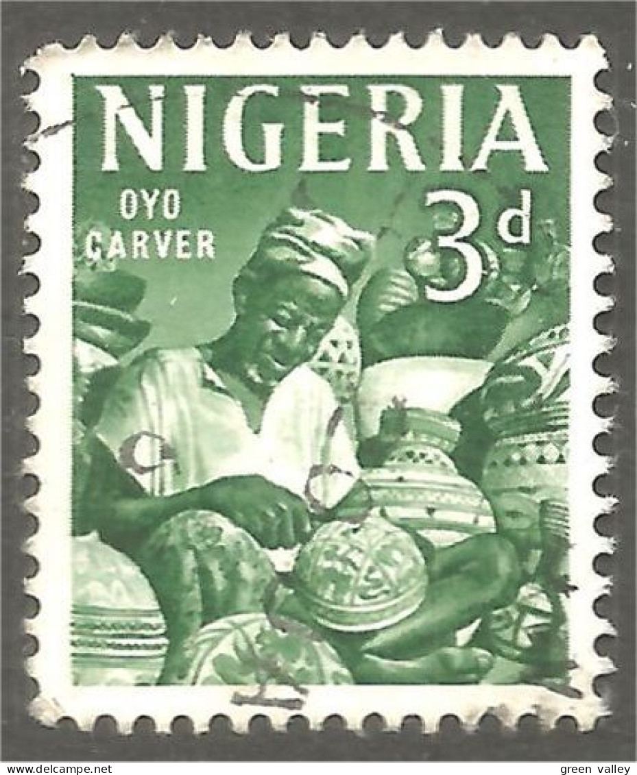 XW01-0751 Nigeria Oyo Carver Sculpteur Graveur Poterie Pottery  - Nigeria (1961-...)