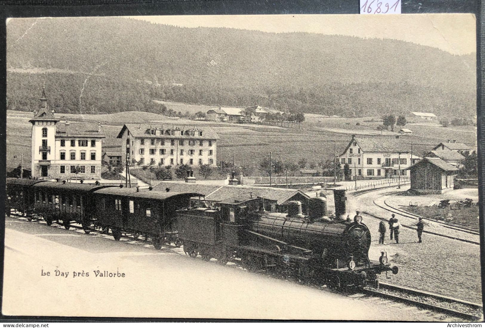 Le Day Près Vallorbe (Vaud) à La Gare, Locomotive, Tender Et Wagons - Le Collège - Café Du Day (16'891) - Vallorbe