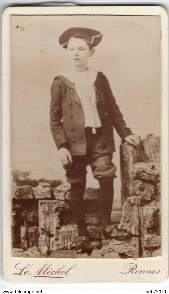 Photo CDV D'un Jeune Garcon   Posant Dans Un Studio Photo A Rennes - Anciennes (Av. 1900)