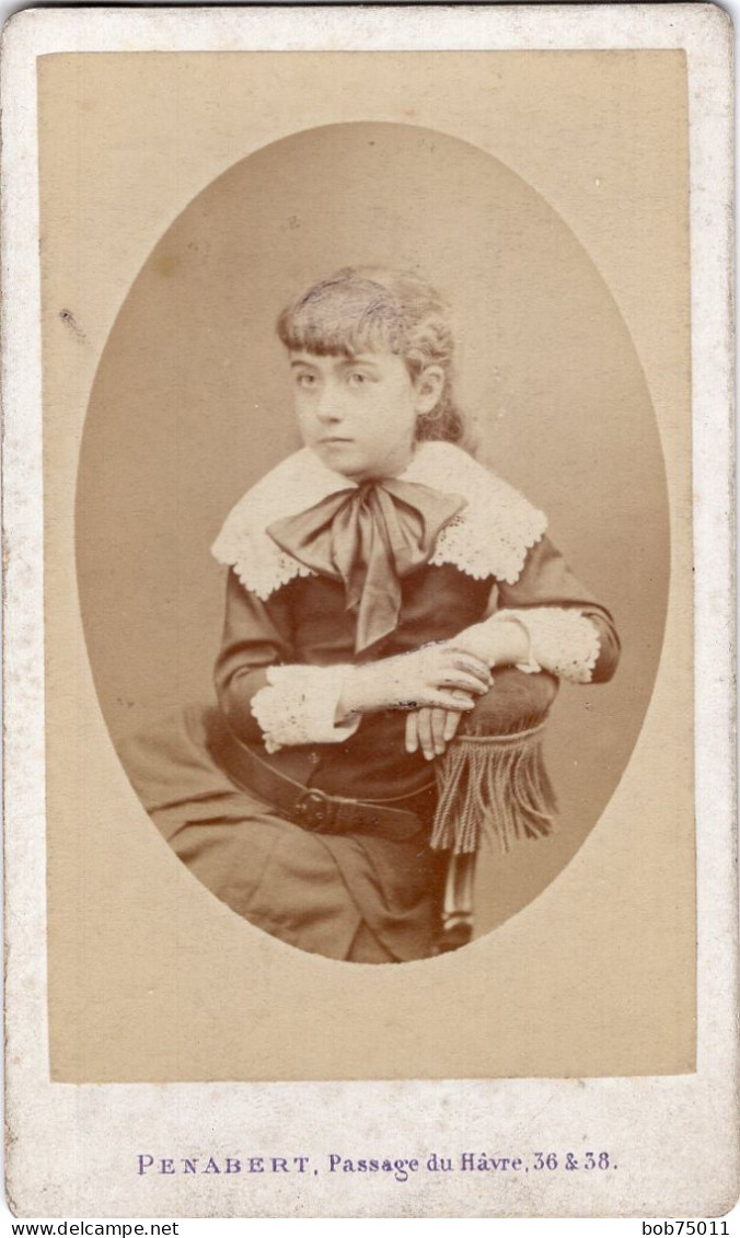 Photo CDV D'une  Jeune Fille  élégante Posant Dans Un Studio Photo A Paris - Anciennes (Av. 1900)
