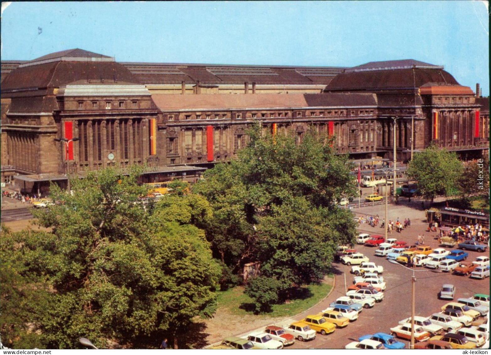 Leipzig Hauptbahnhof, Rote Und DDR Fahne, Autos Straßenbahn G1986 - Leipzig