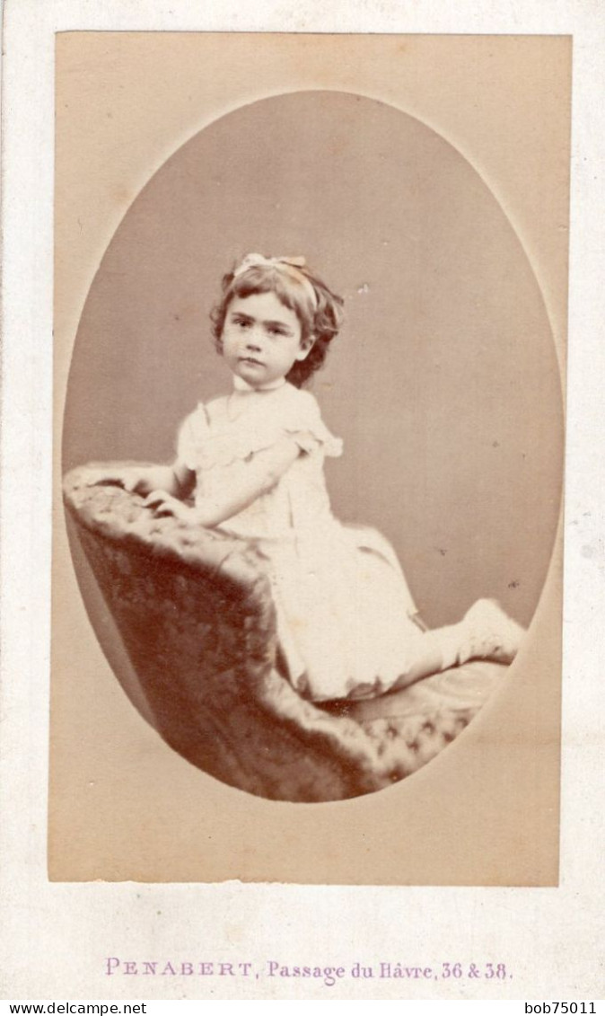 Photo CDV D'une  Jeune Fille  élégante Posant Dans Un Studio Photo A Paris - Old (before 1900)