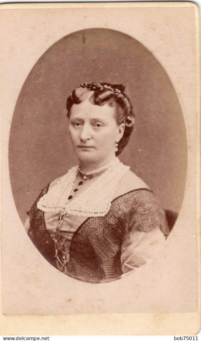 Photo CDV D'une Femme  élégante Posant Dans Un Studio Photo A Leeuwarden   ( Pays-Bas ) - Old (before 1900)