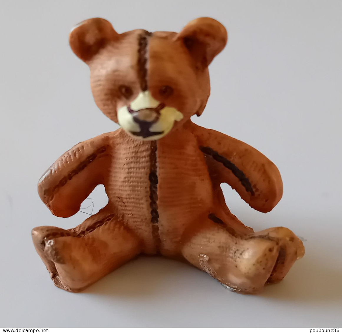 MINIATURE OU FEVE ? -  UN OURS EN PELUCHE ASSIS - H ; 3 Cm - Animals