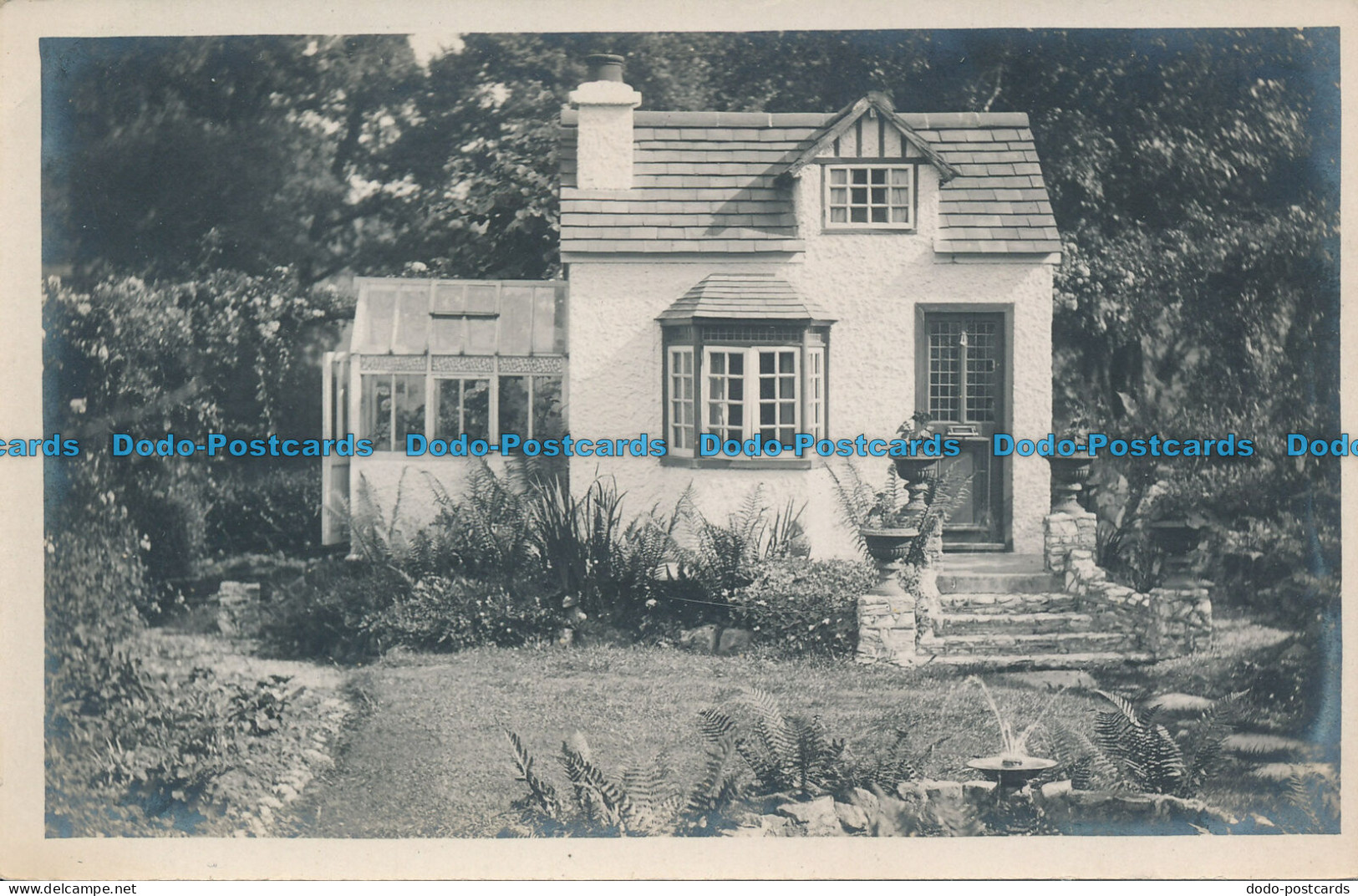 R099901 Old Postcard. House And Garden - World