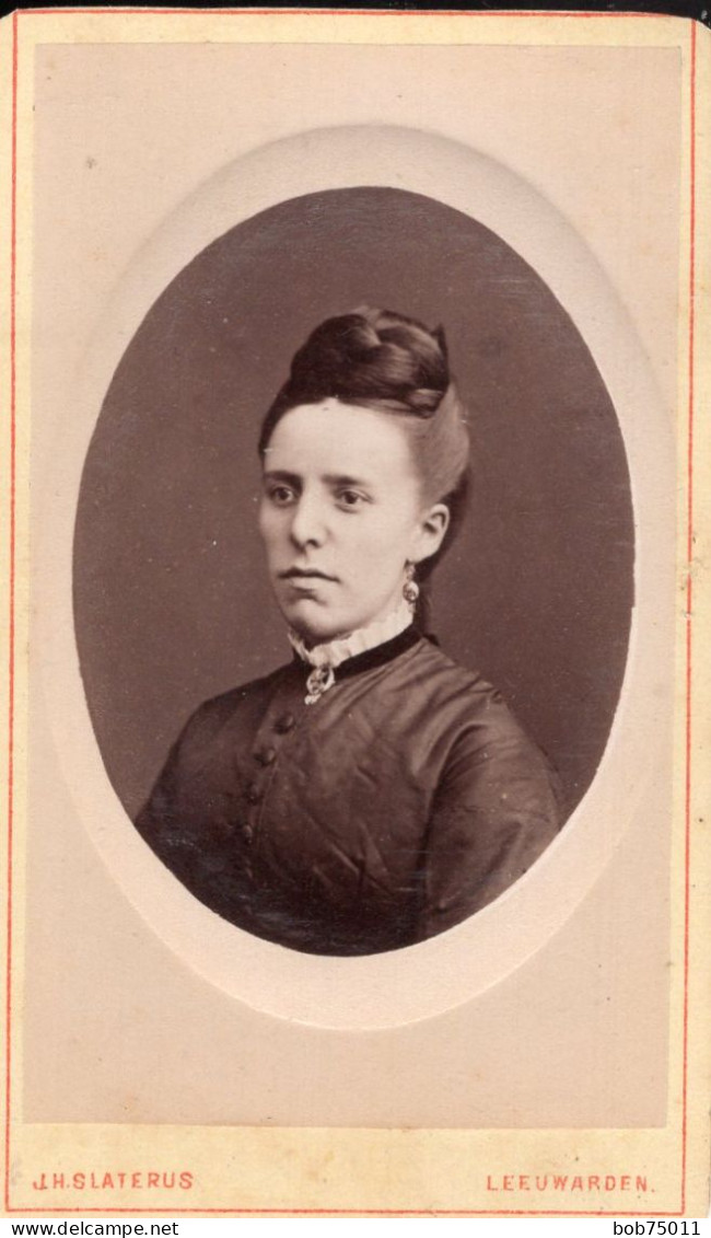 Photo CDV D'une Femme élégante Posant Dans Un Studio Photo A  Leeuwarden    ( Pays-Bas ) - Old (before 1900)