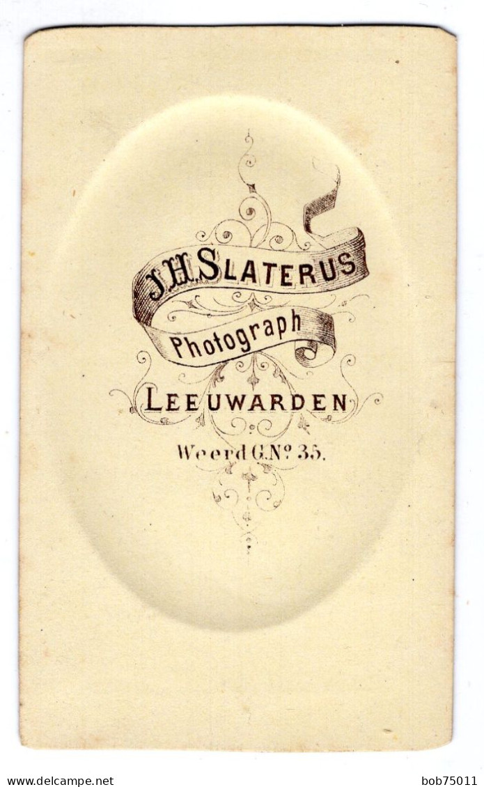 Photo CDV D'une Femme élégante Posant Dans Un Studio Photo A  Leeuwarden    ( Pays-Bas ) - Alte (vor 1900)