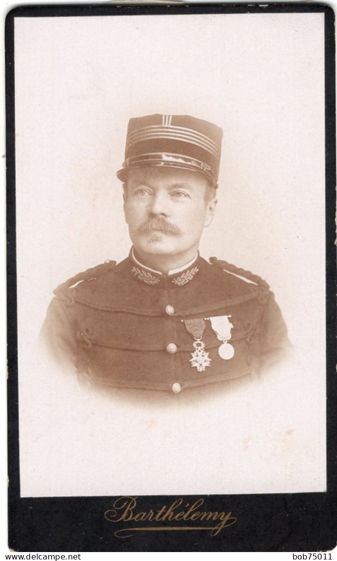 Photo CDV D'un Officier Francais Décorer Posant Dans Un Studio Photo A Epinal - Anciennes (Av. 1900)