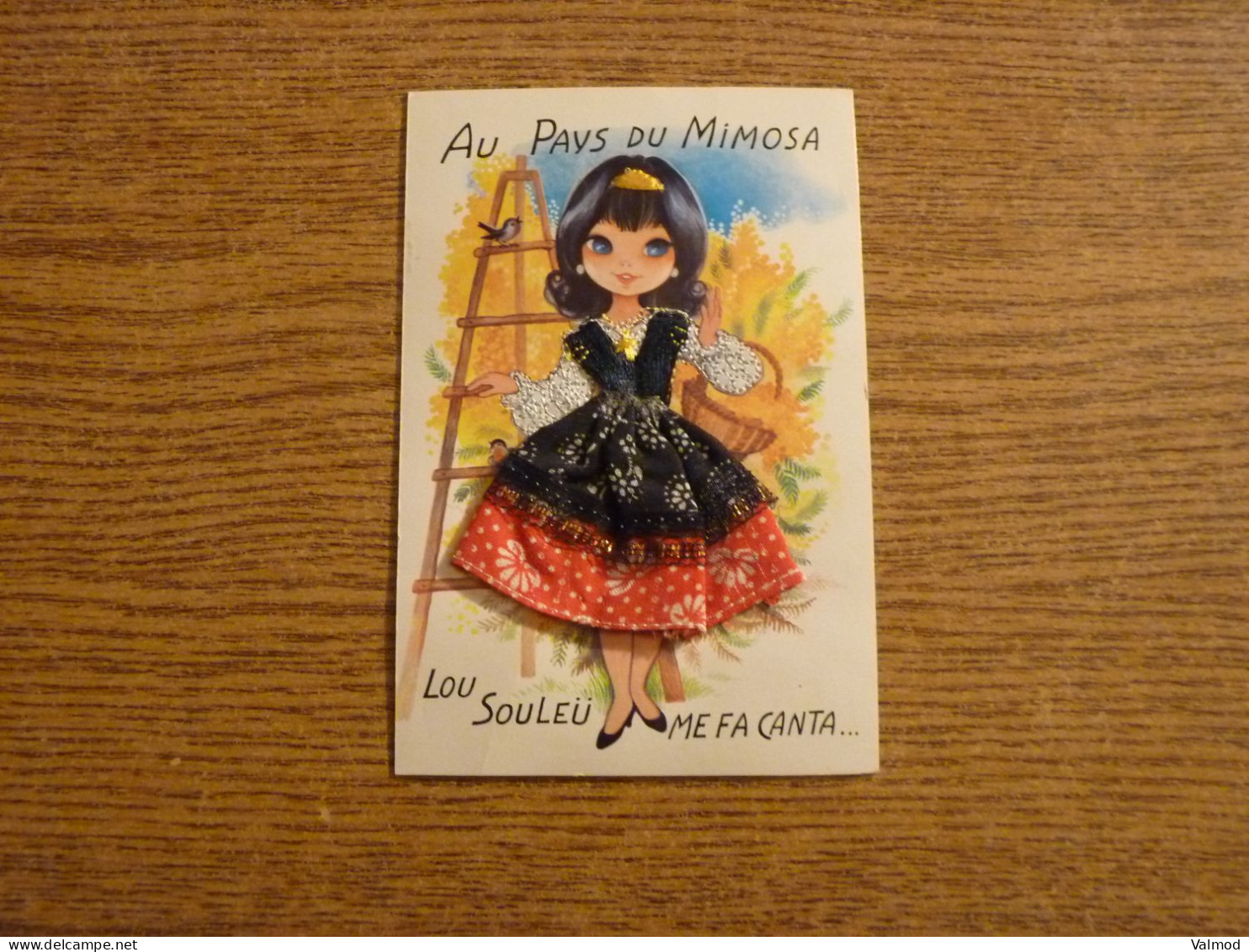 Carte Brodée "Au Pays Du Mimosa - Lou Souleü Me Fa Canta...." - Jeune Femme Costume Brodé/Tissu- 10,5x15cm Env. - Embroidered