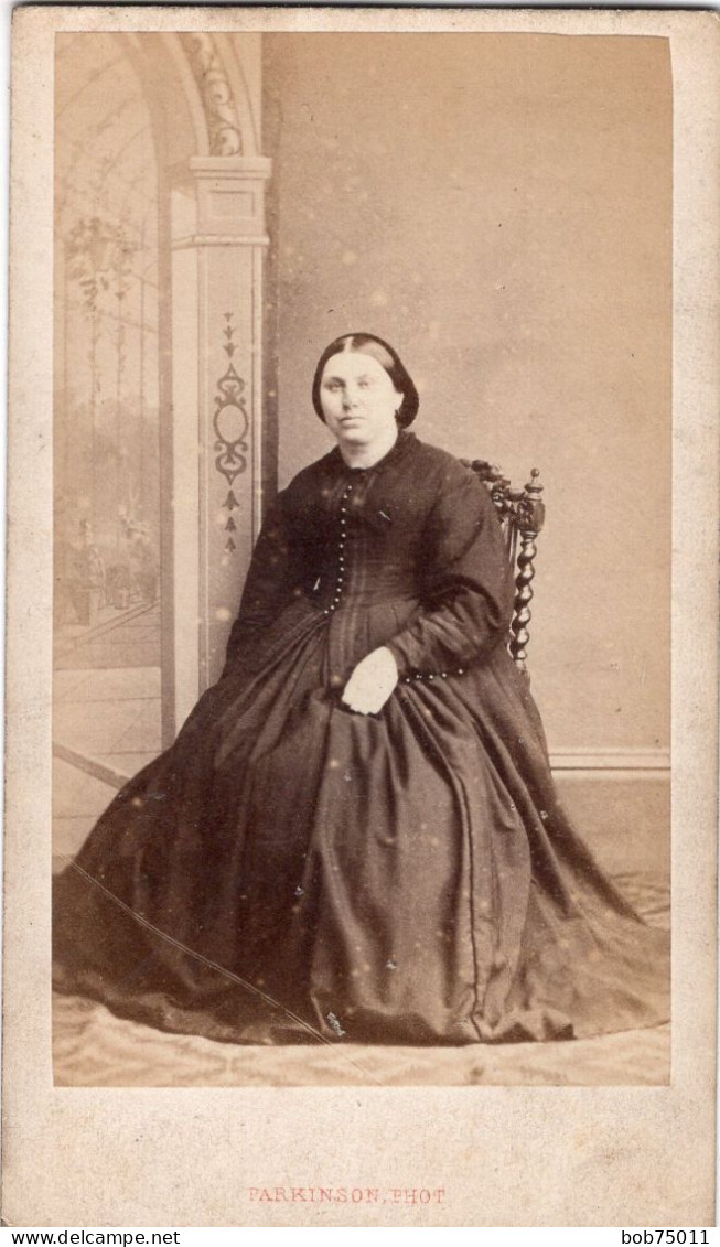 Photo CDV D'une Femme  élégante Posant Dans Un Studio Photo A Dieppe - Anciennes (Av. 1900)