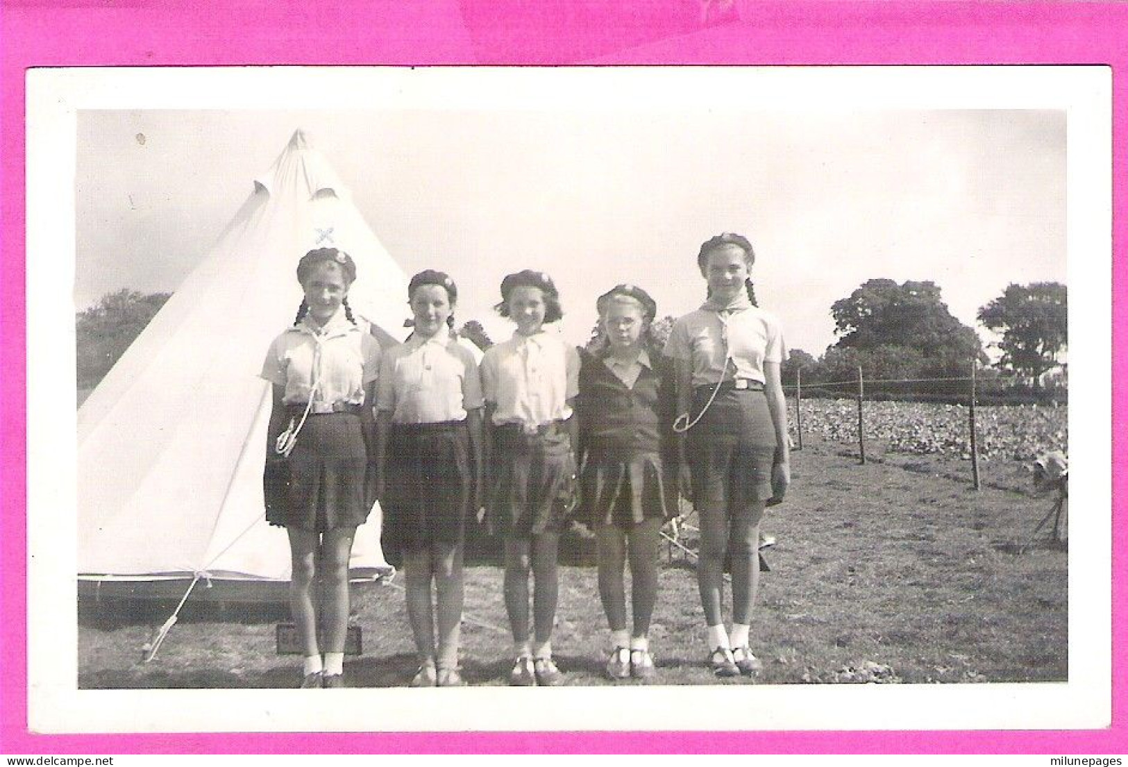 Photo De 5 Girl-scouts Guides Eclaireuses Devant Leur Tente De Campement - Sports