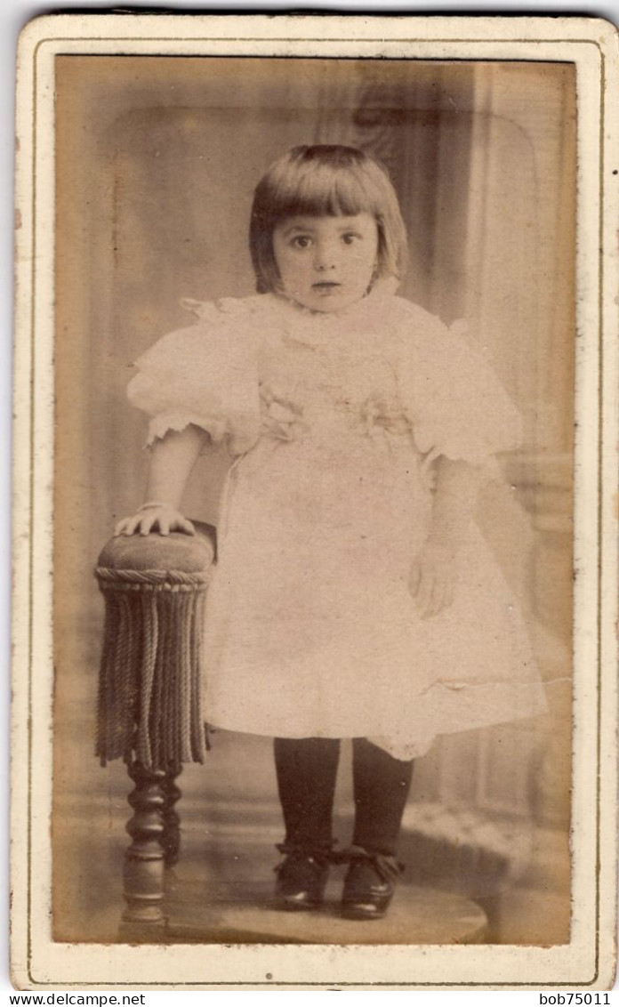 Photo CDV D'une Petite Fille élégante Posant Dans Un Studio Photo - Anciennes (Av. 1900)