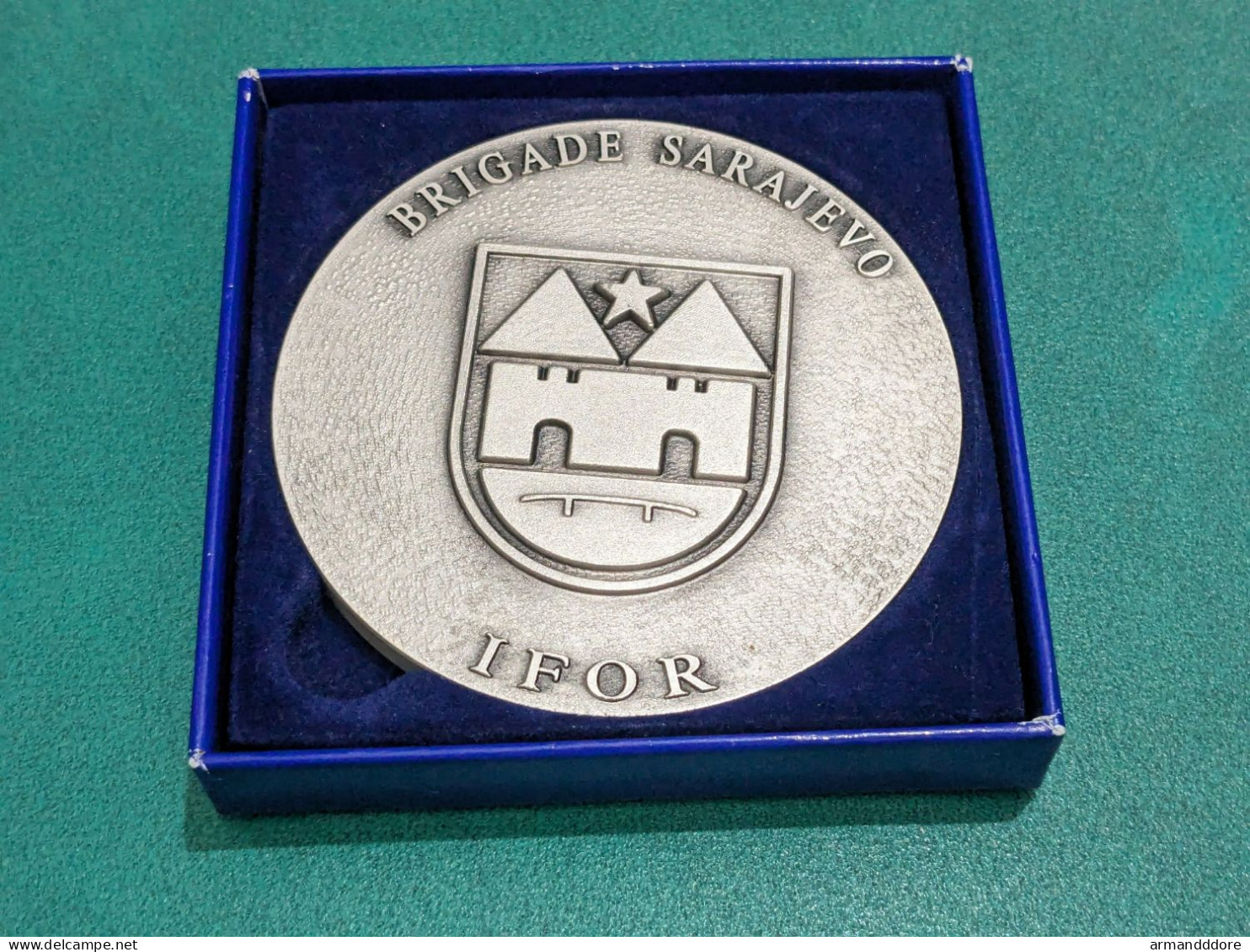 Medaille De Table Militaire Brigade Sarajevo IFOR Insigne Otan En Bronze Bronze Edition Fia Etat Neuf - Compet En Boite - France