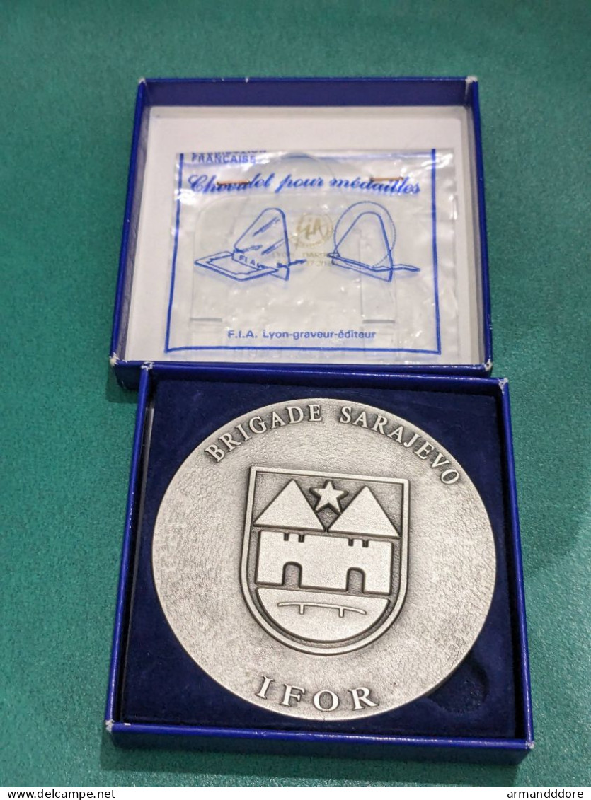 medaille de table militaire Brigade Sarajevo IFOR insigne otan en bronze Bronze edition fia Etat neuf - compet en boite