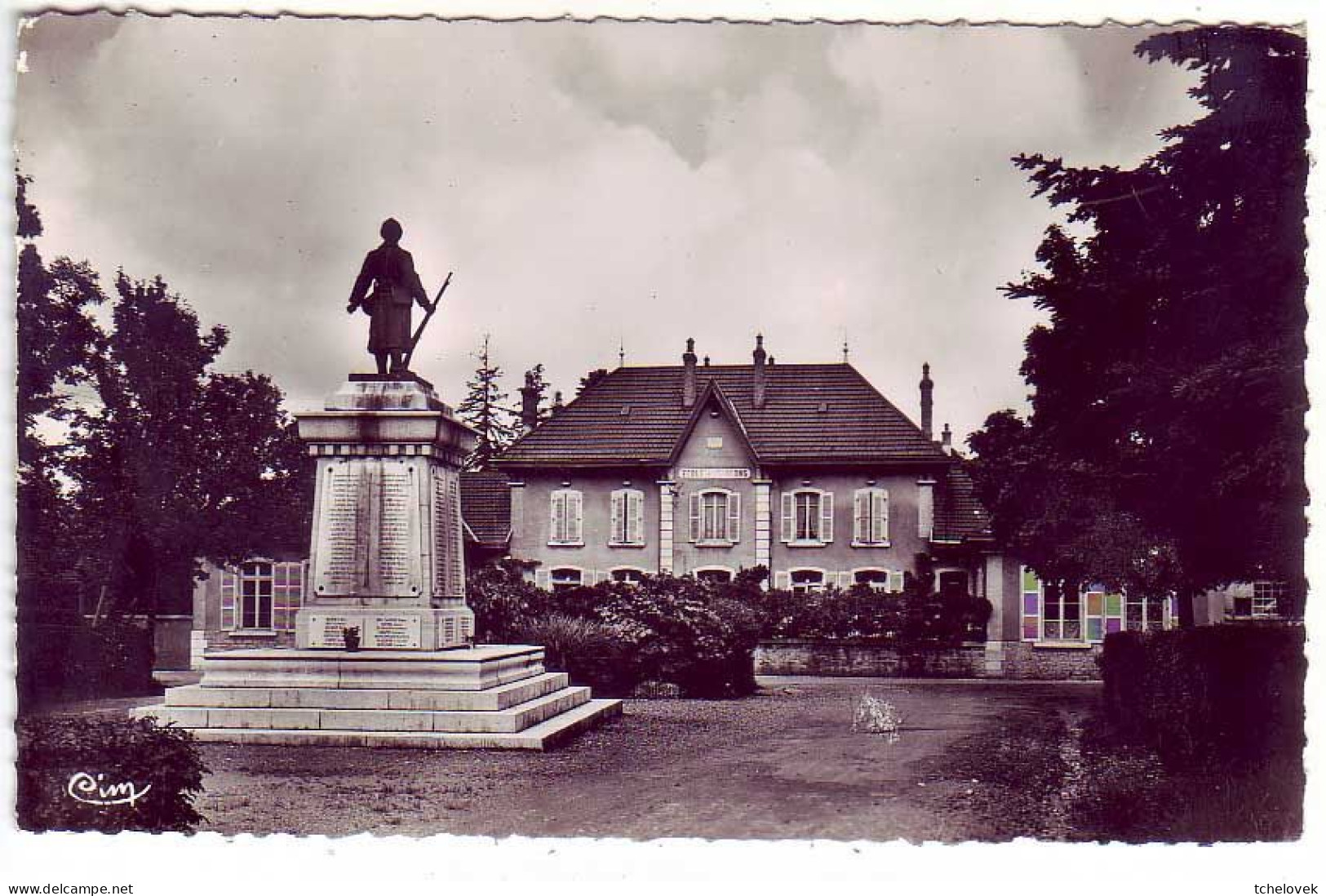 (39). Poligny. Ed Combier. 11 Ecole De Garcons Et Monument Aux Morts - Poligny