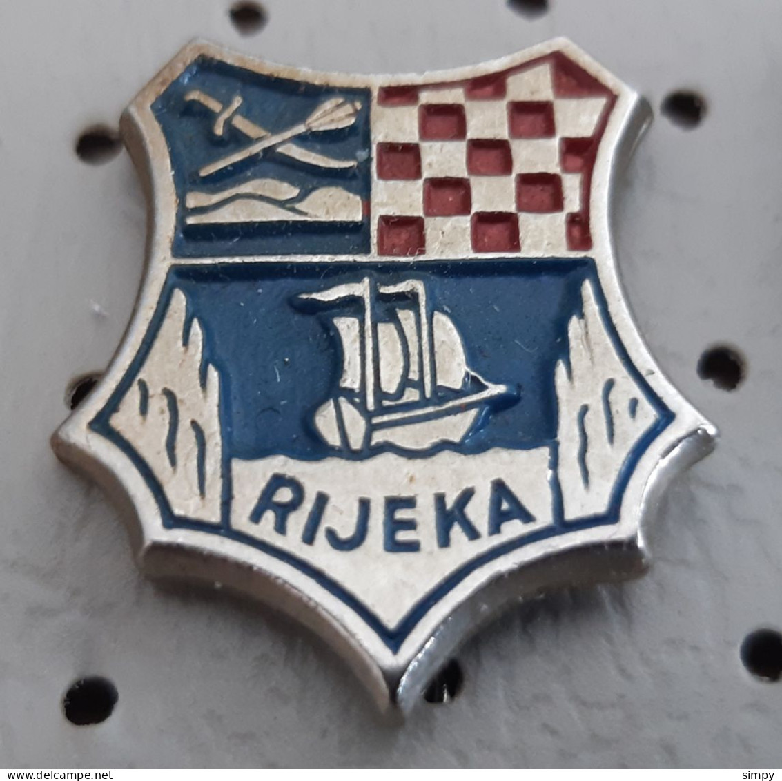 Rijeka Coat Of Arms Croatia Pin - Villes