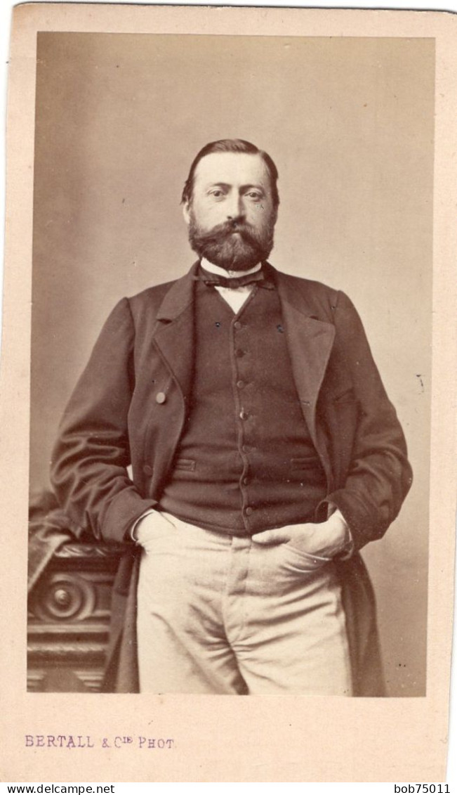 Photo CDV D'un Homme  élégant Posant Dans Un Studio Photo A Paris - Alte (vor 1900)