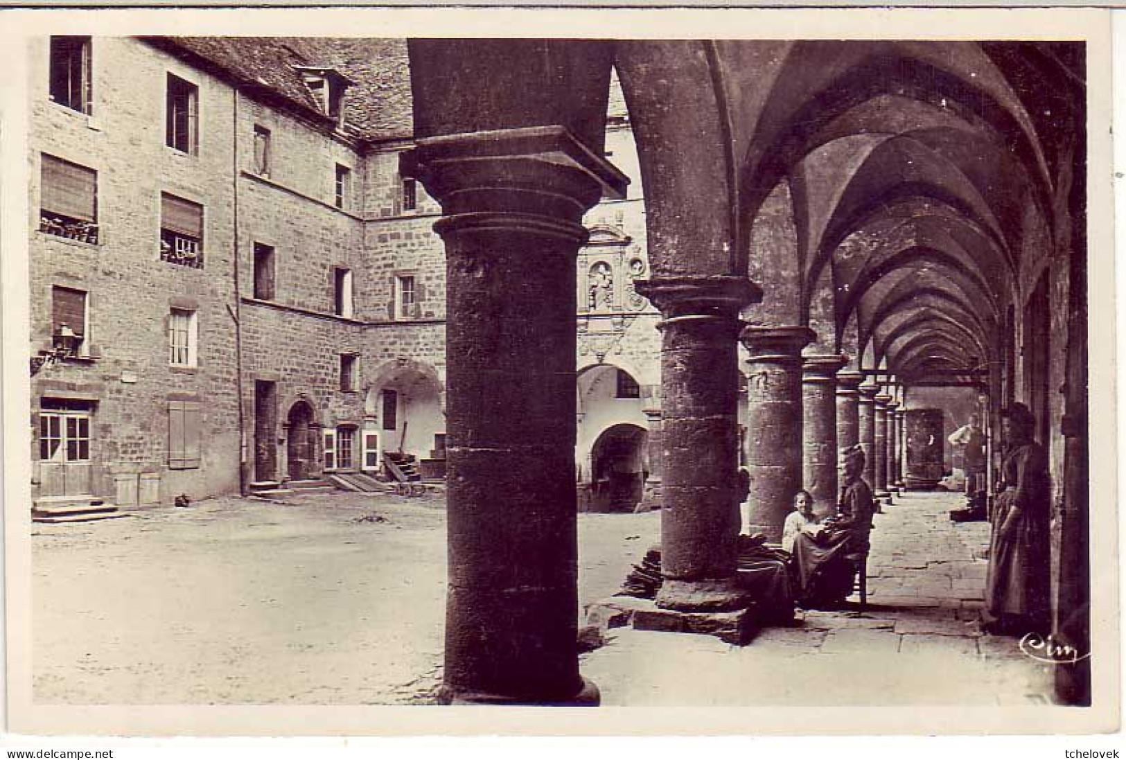 (39) Poligny. Combier CIM. Cour De L'Ancien Couvent Des Ursulines (3) - Poligny