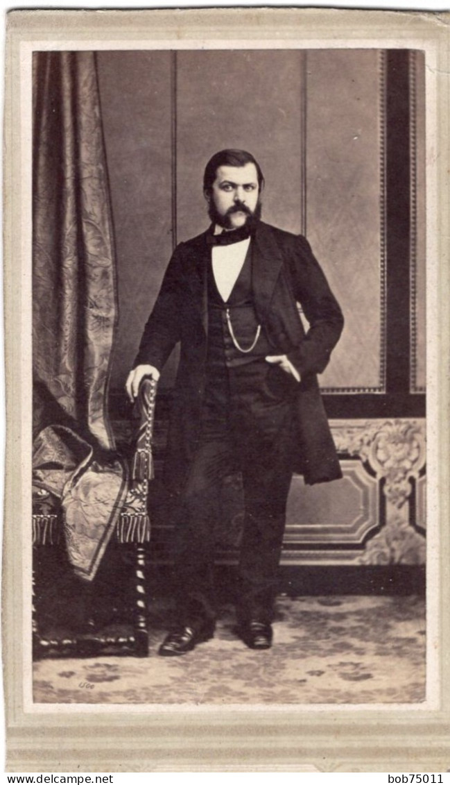 Photo CDV D'un Homme  élégant Posant Dans Un Studio Photo A Paris - Anciennes (Av. 1900)