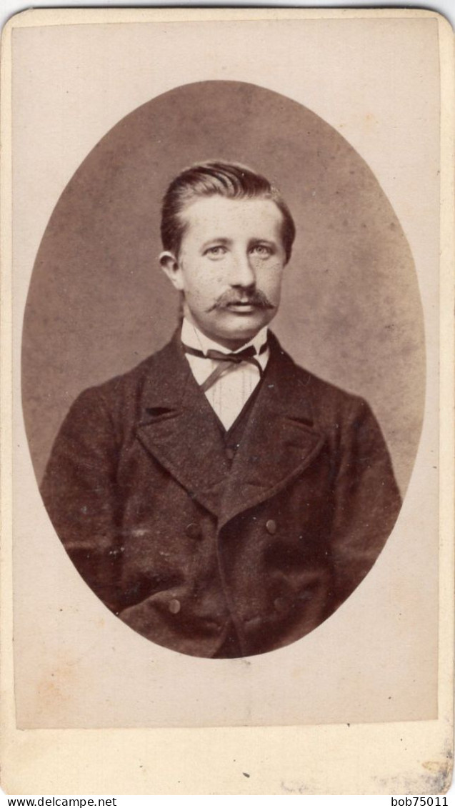 Photo CDV D'un Homme élégant Posant Dans Un Studio Photo A Leeuwarden   ( Pays-Bas ) - Oud (voor 1900)