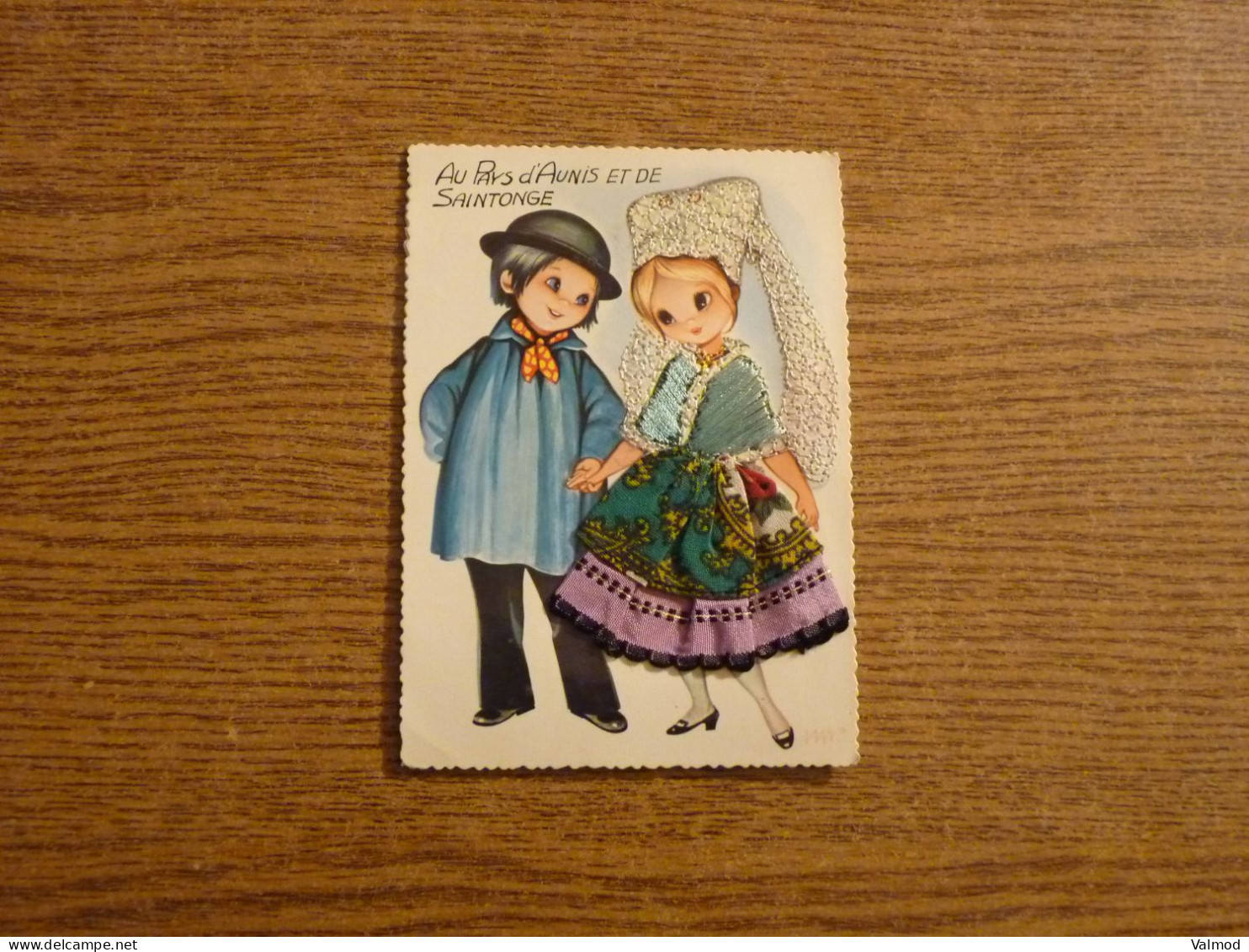 Carte Brodée "Au Pays D'Aunis Et De Saintonge"  - Jeune Couple - Jeune Femme Tenue Brodé/Tissu- 10,5x15cm Env. - Embroidered