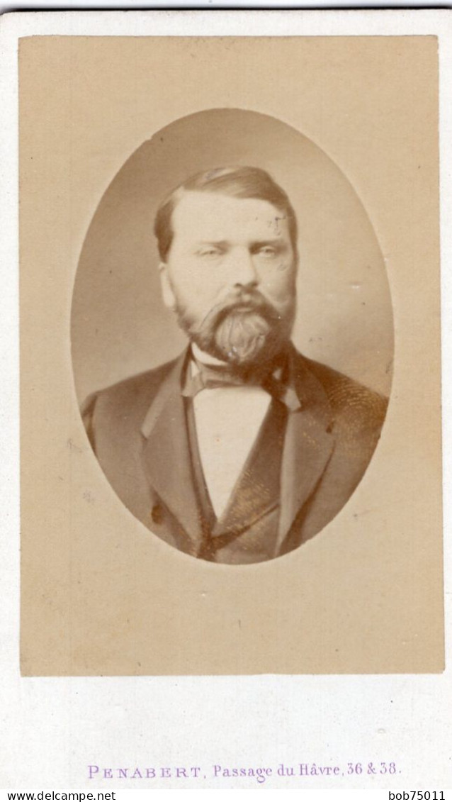 Photo CDV D'un Homme  élégant Posant Dans Un Studio Photo A Paris - Old (before 1900)