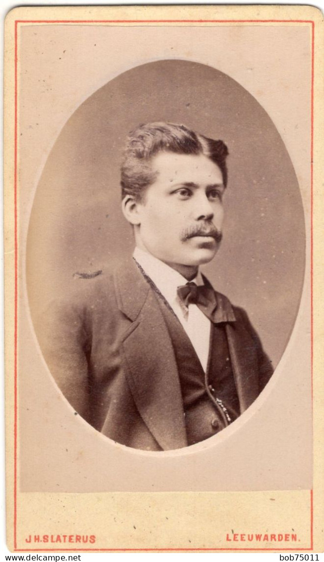 Photo CDV D'un Homme  élégant Posant Dans Un Studio Photo A Leeuwarden ( Pays-Bas ) - Old (before 1900)