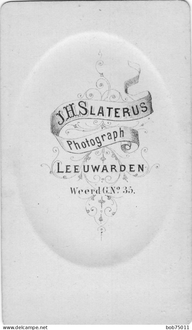 Photo CDV D'un Homme  élégant Posant Dans Un Studio Photo A Leeuwarden ( Pays-Bas ) - Old (before 1900)