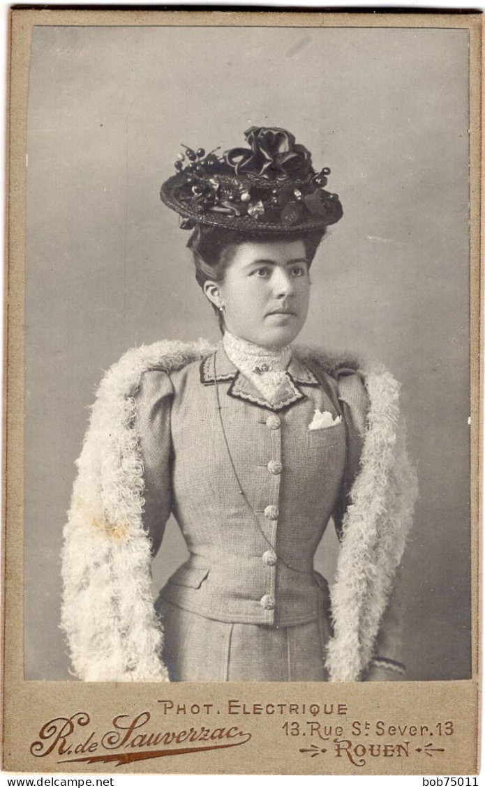 Photo CDV D'une  Femme élégante Posant Dans Un Studio Photo A Roubaix Vers 1905 - Anciennes (Av. 1900)