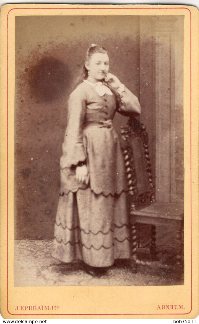 Photo CDV D'une Jeune Fille  élégante Posant Dans Un Studio Photo A Arnhem  ( Pays-Bas ) - Anciennes (Av. 1900)