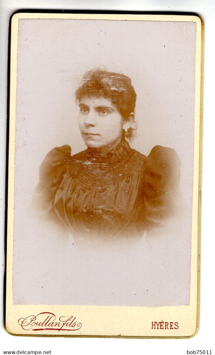 Photo CDV D'une Jeune Fille  élégante Posant Dans Un Studio Photo A Hyéres - Antiche (ante 1900)